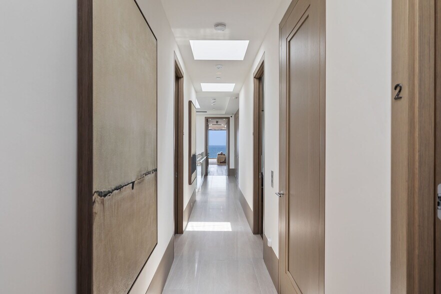 Building Photo - 716 The Strand