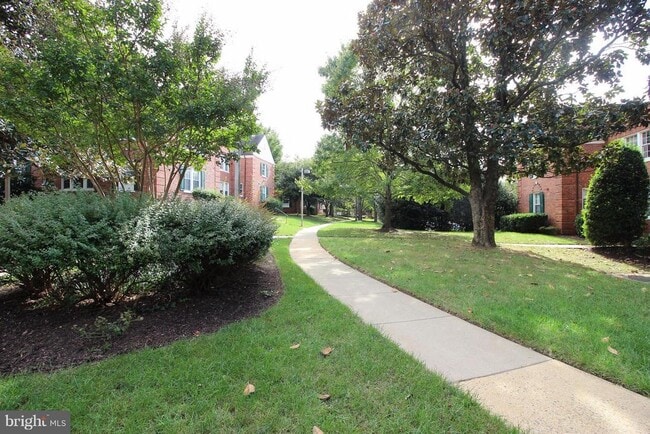 Building Photo - 1800 Queens Ln