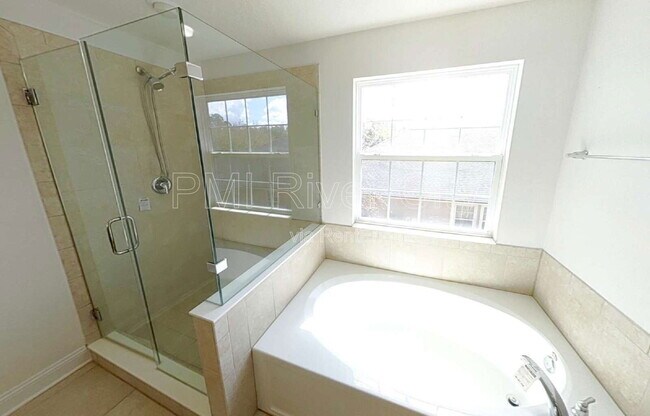 Building Photo - 2099 Club Lake Dr