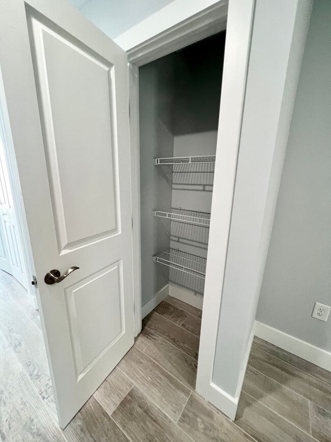 Building Photo - MOVE IN READY - FOUR Bedrooms! Master suite on both levels! Great Conway Location!