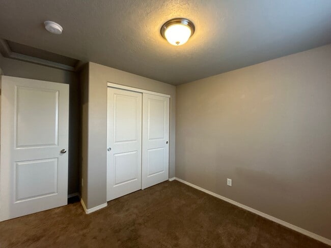 Building Photo - 2 Bedroom / 1 Bathroom Cottage is SW Redmond