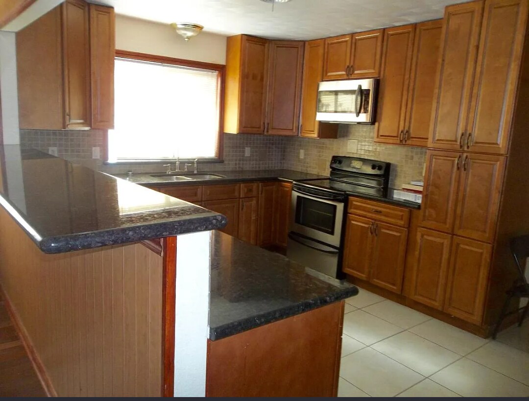 Building Photo - 6609 Golf Crest Dr