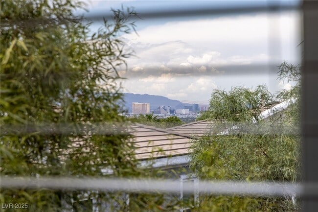 Building Photo - 275 Spectacular St