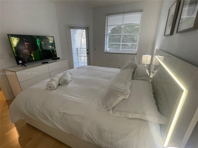 Building Photo - 3255 NE 184th St