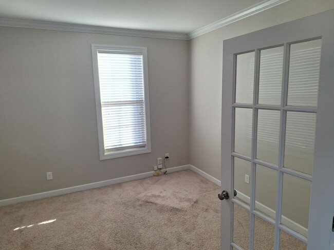 Building Photo - MARCH MOVE IN SPECIAL - $300 off FIRST FUL...