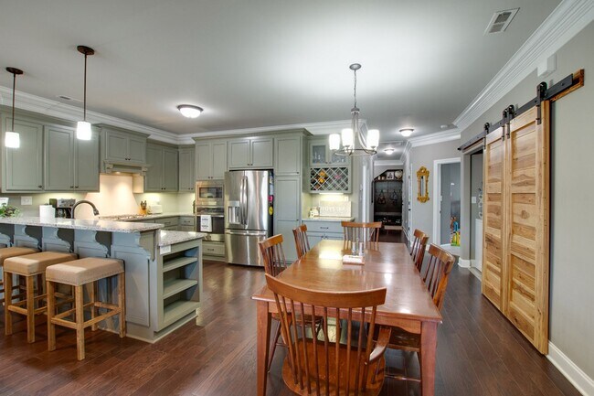 Building Photo - Adoreable 3 Bedroom 2 Bathroom Home in Nat...