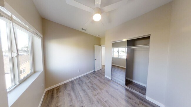 Building Photo - 4BD/2BA, Great Yard Space!