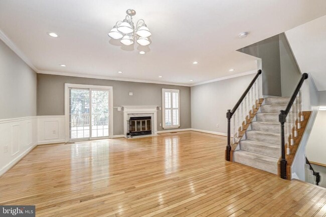 Building Photo - 41 Battersea Bridge Ct