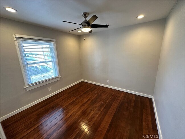 Building Photo - 633 W Maple Ave