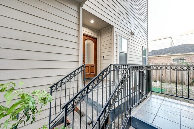 Building Photo - 1325 W 24th St