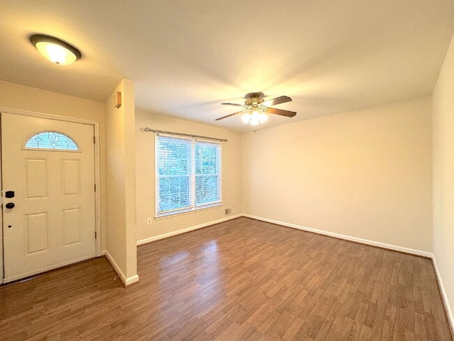 Building Photo - Charming Reston Townhome: Your Ideal Commuter's Haven