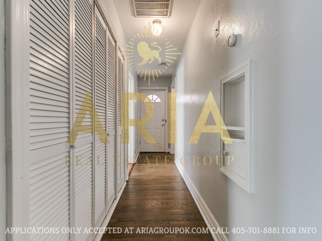 Building Photo - COMING SOON! 2 Bed/2 Bath Duplex Super Clo...