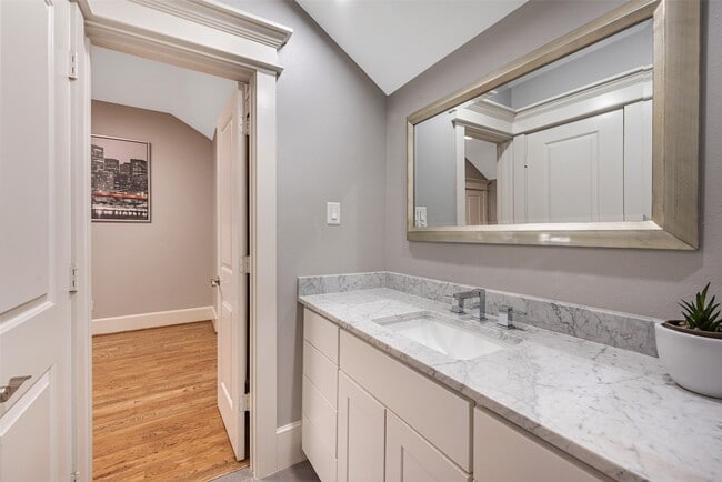 Building Photo - 212 W 6th St