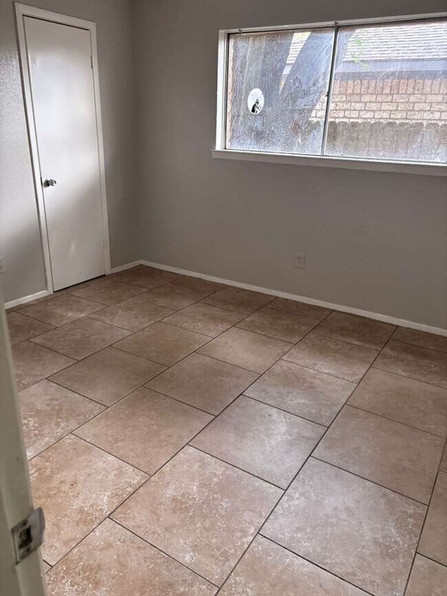 Building Photo - 6019 Victory Dr
