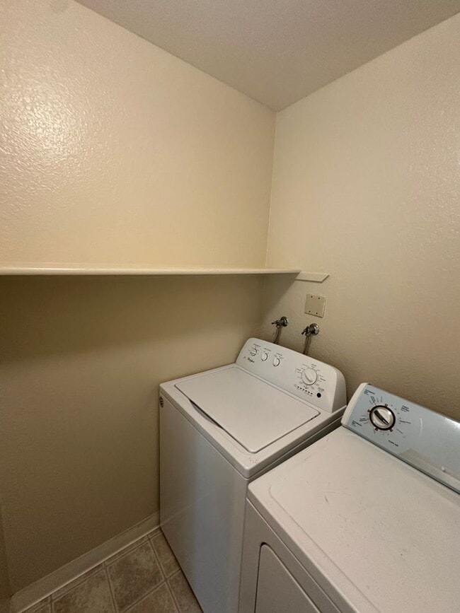 Building Photo - Beautiful & Large 2bd/ 2ba Condo