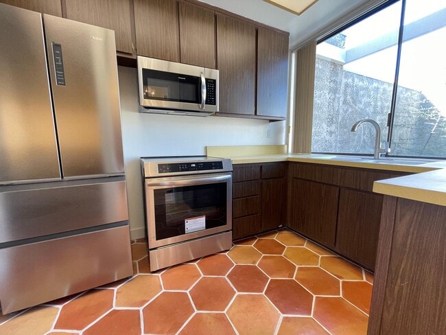 Building Photo - 837 N Calle De Pinos