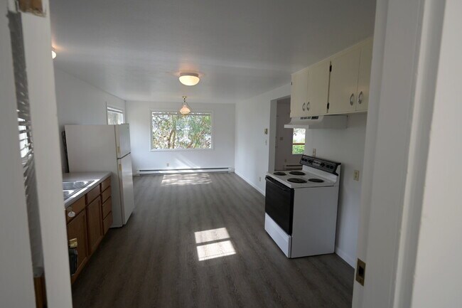 Building Photo - 2 bed 1 bath home with great view of Sequi...