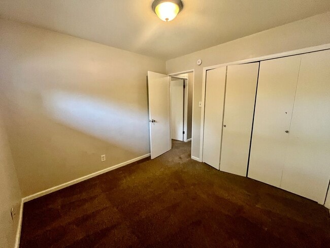 Building Photo - ** Move in Special** 3 bed 2 bath Ranch w/...
