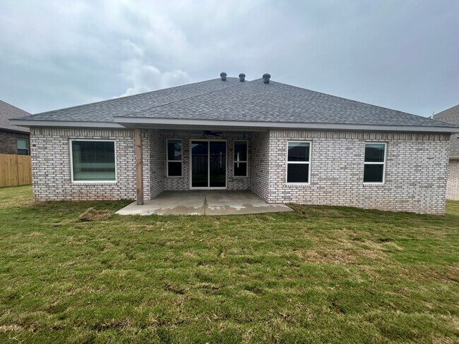 Building Photo - Beautiful Modern Home in Pea Ridge!