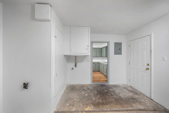 Building Photo - 305 NE Angus St