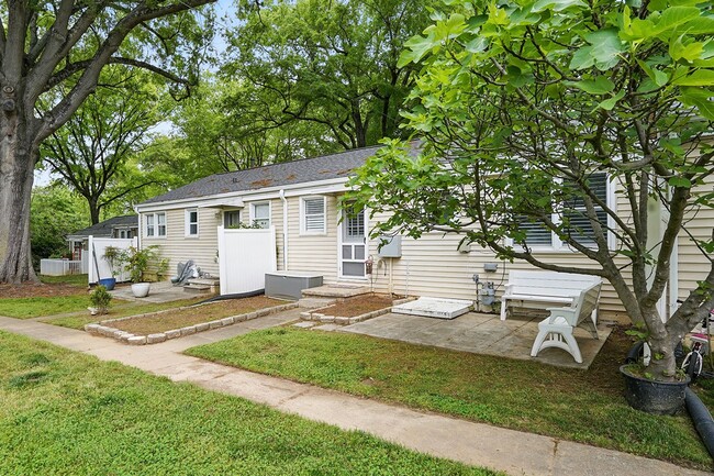 Building Photo - Fully Furnished Home, CONVENIENT LOCATION