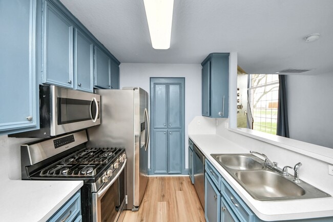 Building Photo - 1010 Gardenwalk Dr