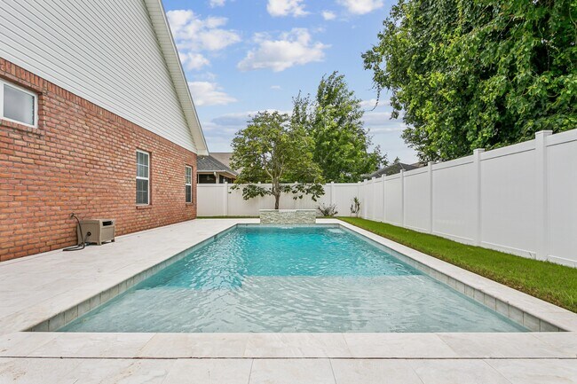 Building Photo - 5930 Hermitage Dr