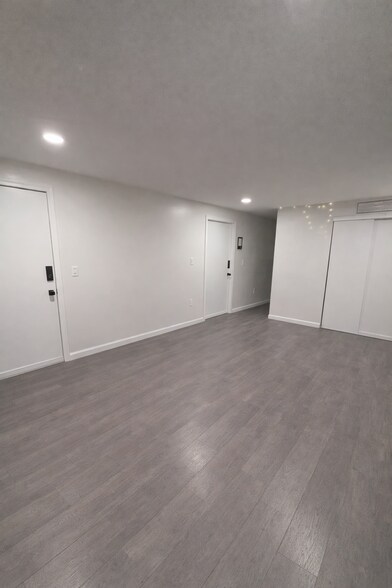 Building Photo - 156 Main St