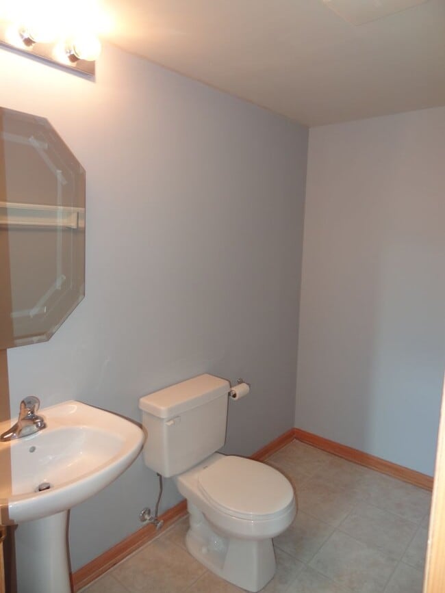 Building Photo - Beautiful & Very Spacious End Unit 2 bedroom  2 car garage. Must See.