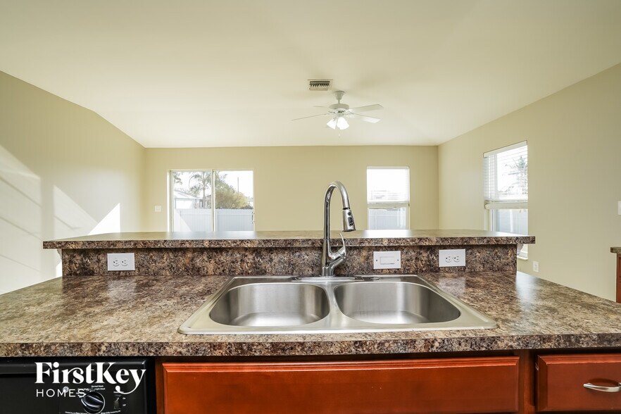 Building Photo - 601 NW 17th Ave