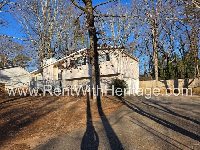 Building Photo - Amazing 3 Bedroom/ 2 Bath Home / Spacious Livingroom /  Flex Room / 1/2 Acre / Fenced Yard / Grea...