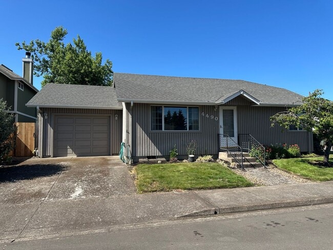 Primary Photo - Large 2 bedroom 2 bathroom duplex with gar...