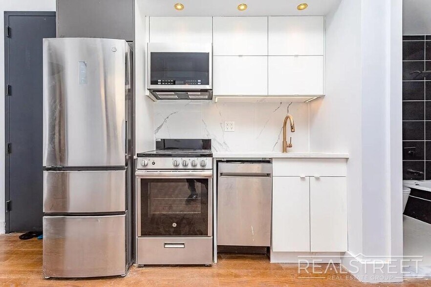 Building Photo - Spacious 3-Bedroom Apartment with Modern Finishes in Prime Bushwick
