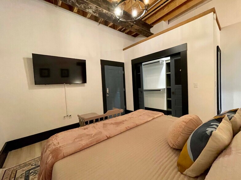 Building Photo - 719 S. Baker St.