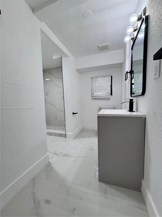 Building Photo - 1613 NW 45th St