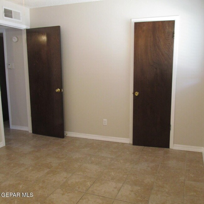 Building Photo - 2933 Wedgewood Dr