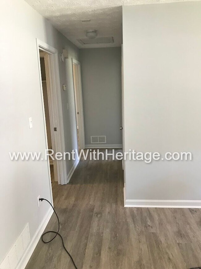 Building Photo - FANTASTIC 2 BEDROOM 1.5 BATH DUPLEX WITH ALL THE UPGRADES / GREAT LOCATION