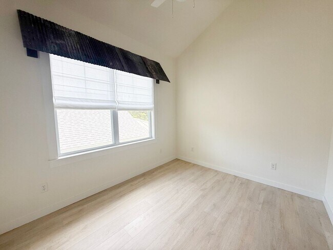 Building Photo - Pet-Friendly 3-Bedroom Home with Bright, Airy Coastal Style