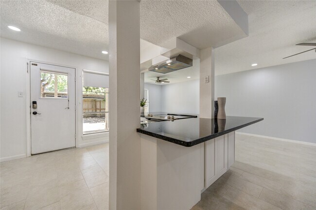 Building Photo - 7965 Kendalia Dr