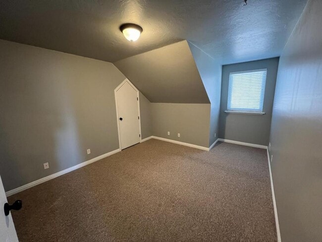 Building Photo - 422 540 W