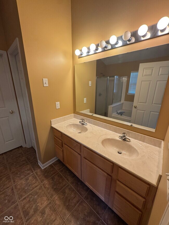 Building Photo - 7435 Sycamore Run Dr