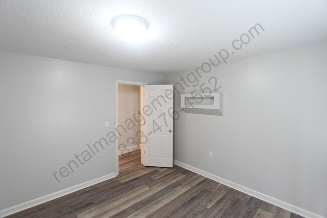 Building Photo - Totally Renovated! 2 Bedroom 1 Bath - New ...