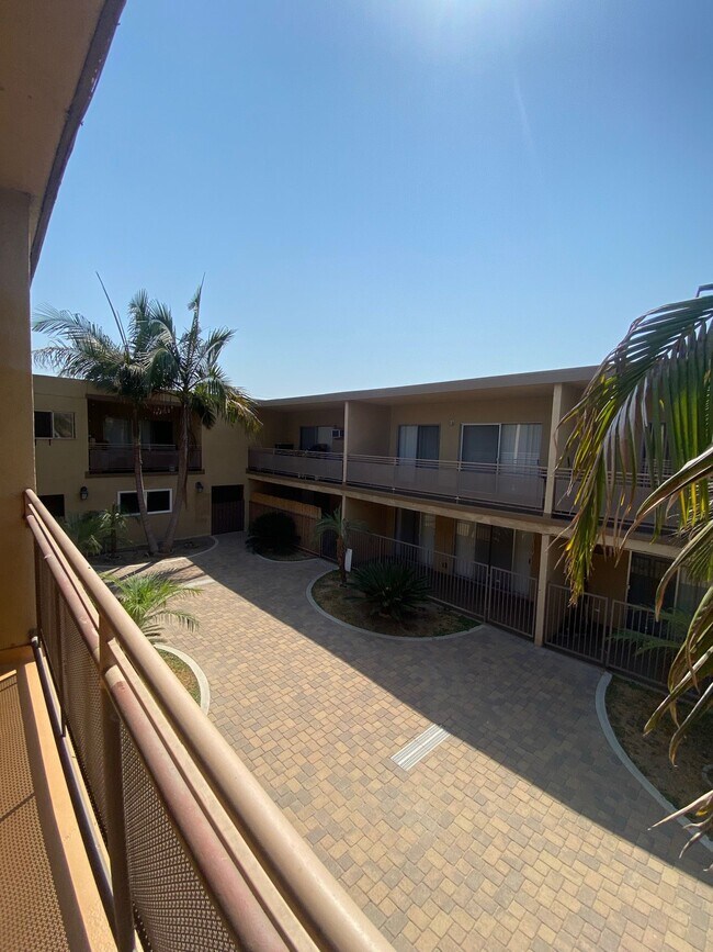 Building Photo - 1411 College View Dr