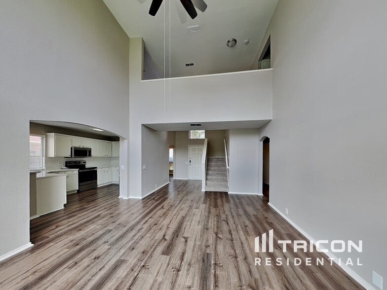 Building Photo - 5320 Tennis Villa Dr