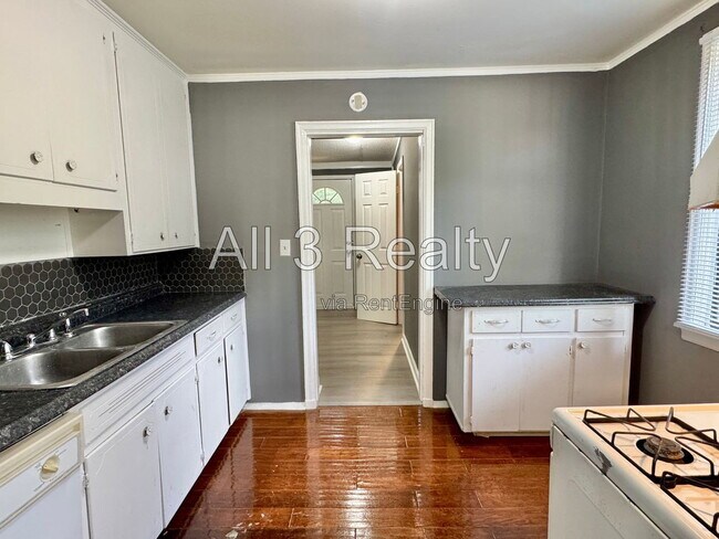 Building Photo - 208 Bradley Dr