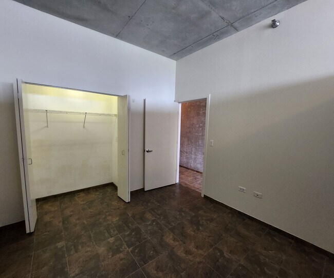 Building Photo - Loft Style 1 Bed, 1 Bath with Balcony and ...