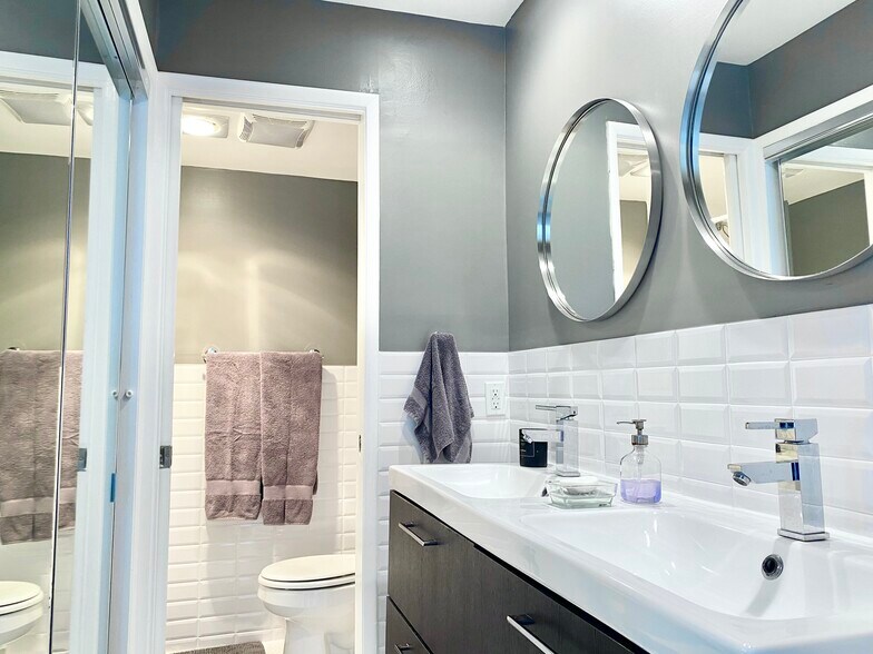 Primary Bathroom - 18203 Coastline Dr