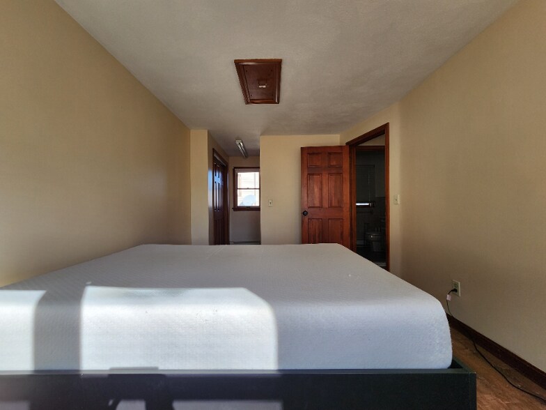 Building Photo - 66 Brook St