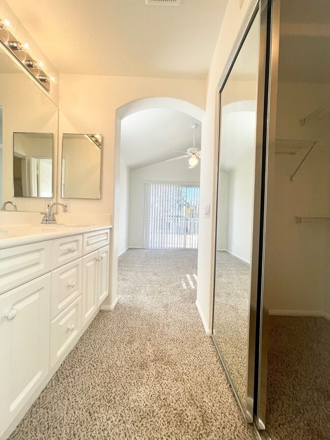 Building Photo - 2 Bedroom 2 Bath Condo with attached garage!