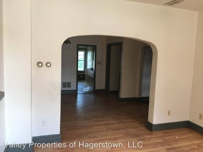 Building Photo - 3 br, 2.5 bath House - 117 N Spring St